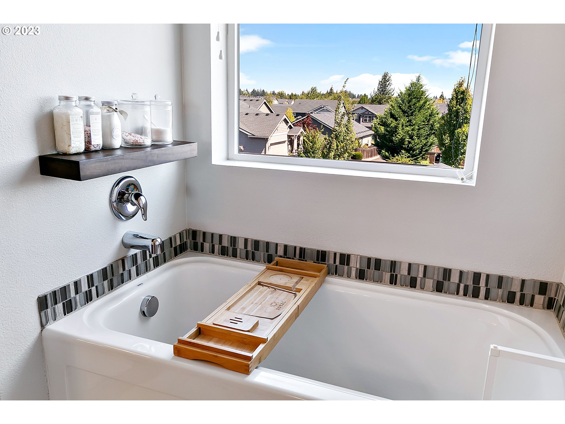 298 North 34th Court Ridgefield, WA 98642 - Photo 22 of 36 a bathroom with a bathtub and a window
