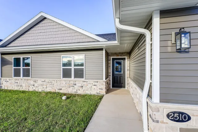 $339,000 | 2510 Stoney Brook Court, Manitowoc, WI 54220