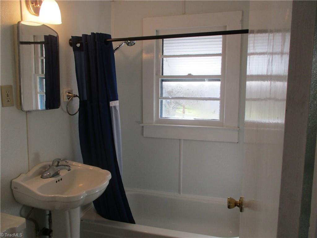 910 Grant Street High Point, NC 27262 - Photo 4 of 25 Gallery Image 4