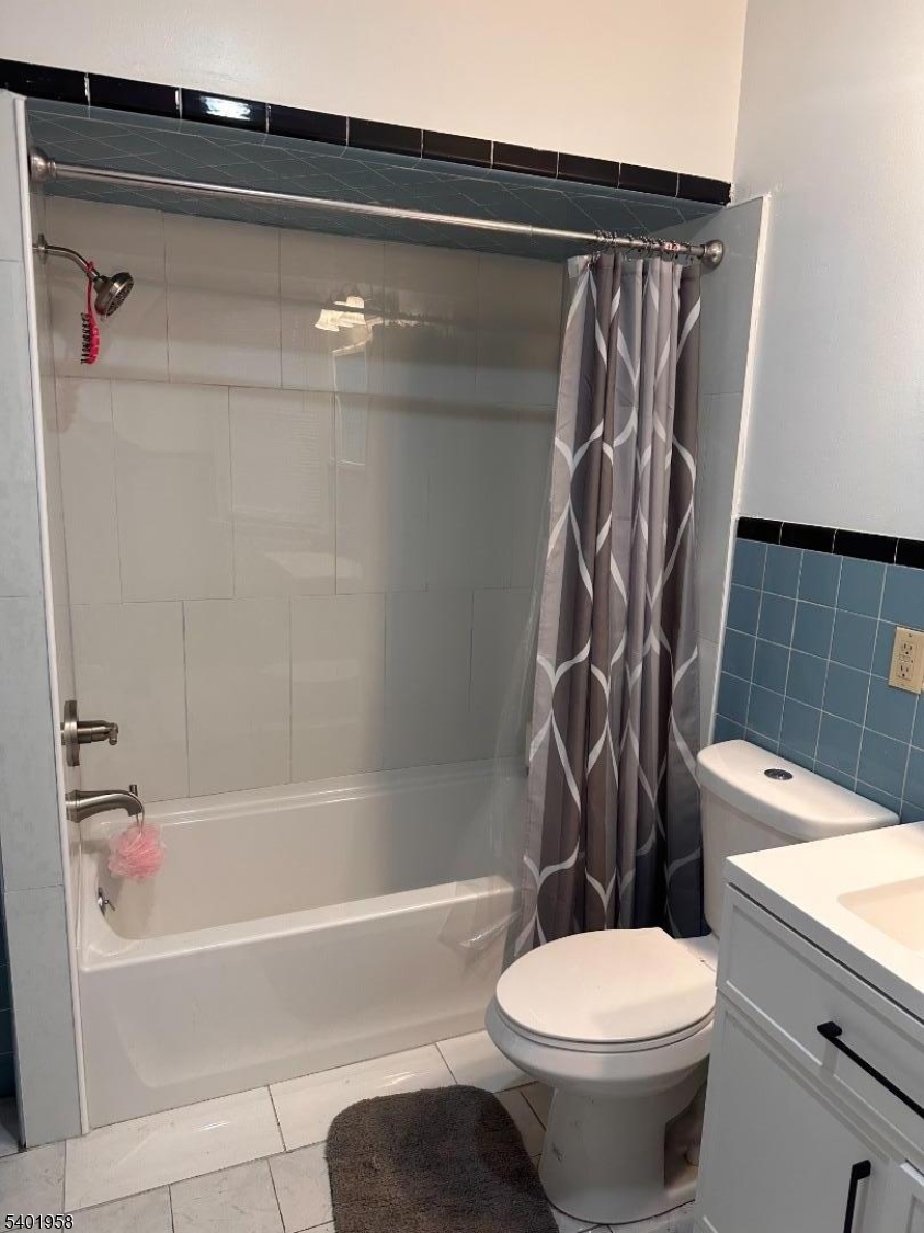 986 Madison Avenue Paterson, NJ 07501 - Photo 10 of 10 a bathroom with a toilet and a bathtub