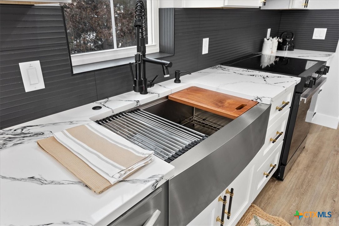 1190 Fernwood Road Fischer, TX 78623 - Photo 14 of 27 a view of a balcony with chairs