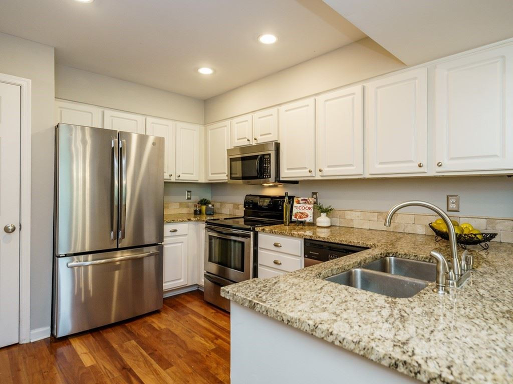 911 Washington Street, Unit 303 Raleigh, NC 27605 - Photo 8 of 16 Kitchen