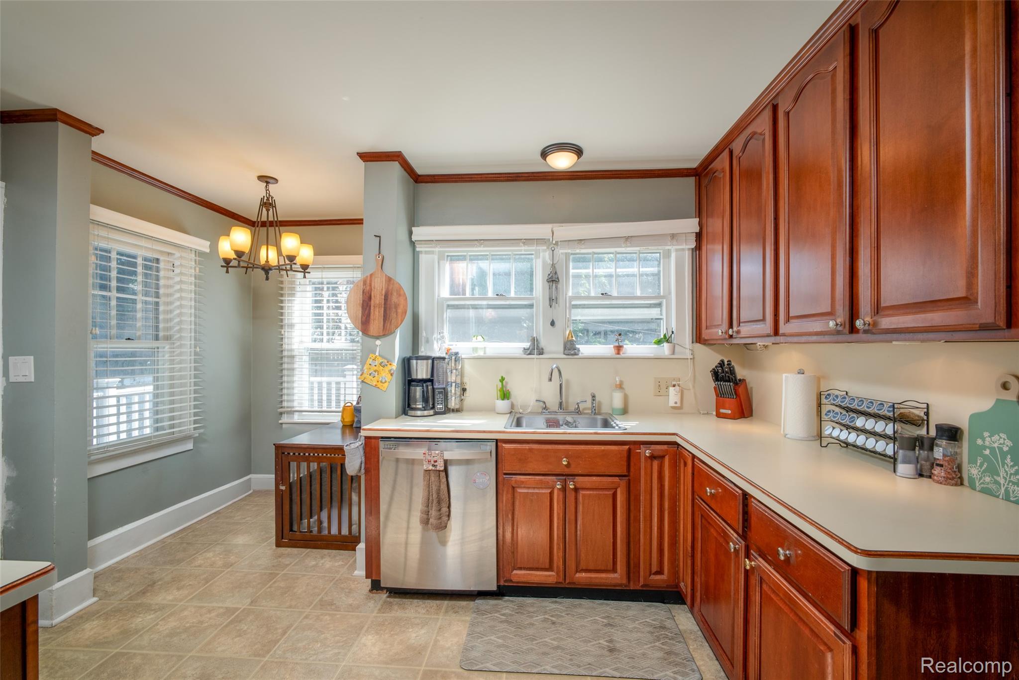 137 Chippewa Road Pontiac, MI 48341 - Photo 9 of 33 8.jpg