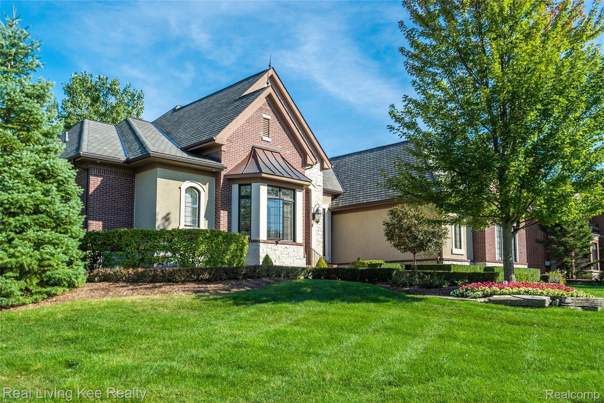563 Wellington Circle Rochester, MI 48309 - Photo 6 of 68 Exteriors (7 of 20).jpg