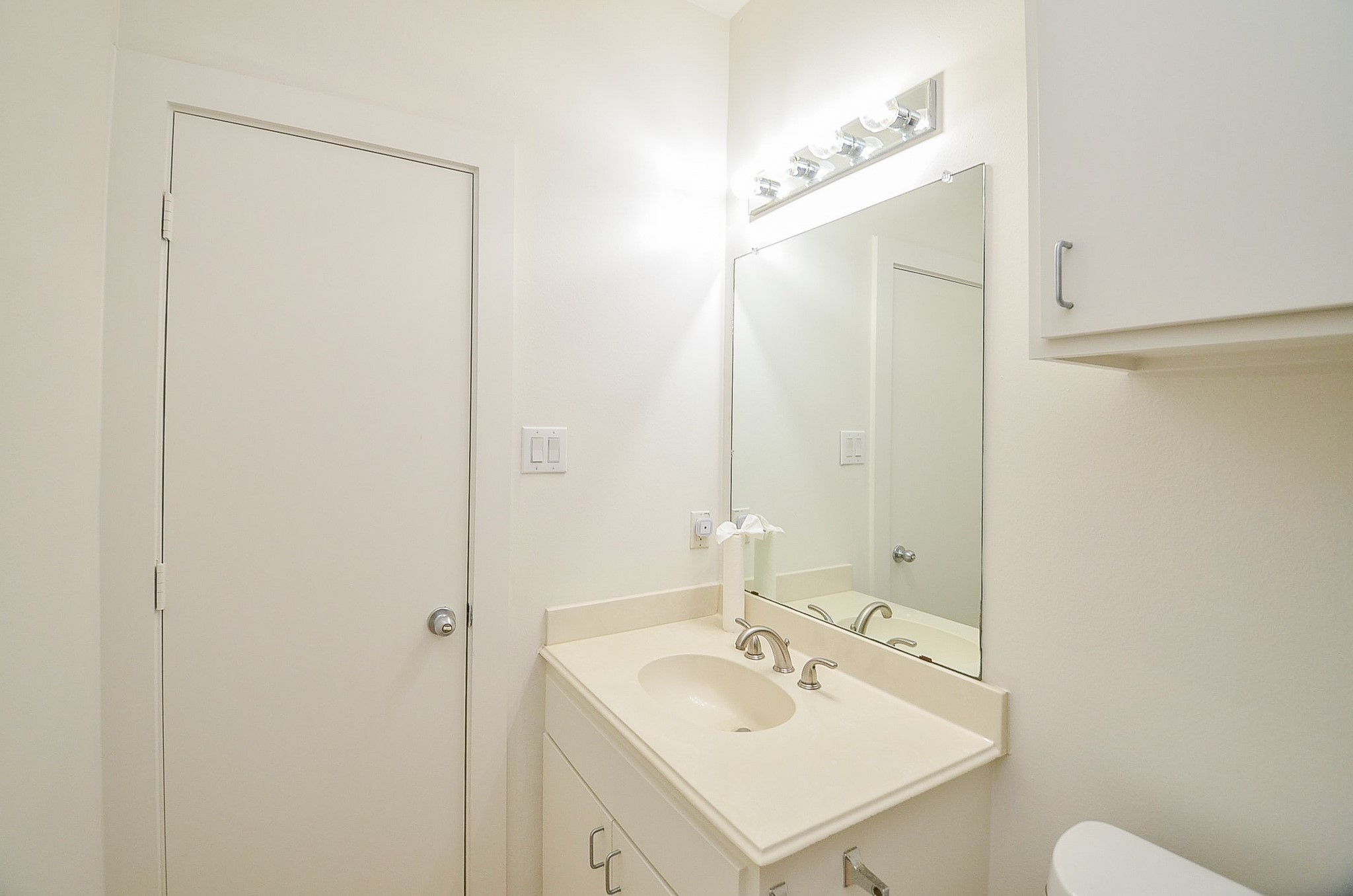 3413 Rolgom Pl Court Houston, TX 77021 - Photo 18 of 20 Second view of the guest bathroom.