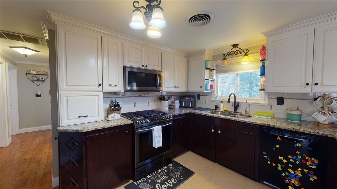 3 Tunmore Road Smithfield, RI 02828 - Photo 9 of 40