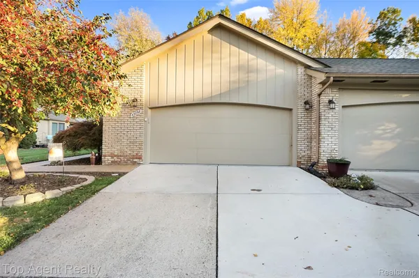 $274,900 | 43058 West Kirkwood Drive, Clinton Township, MI 48038
