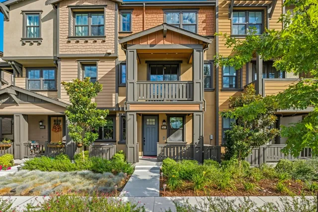 a view of front of a house with a yard