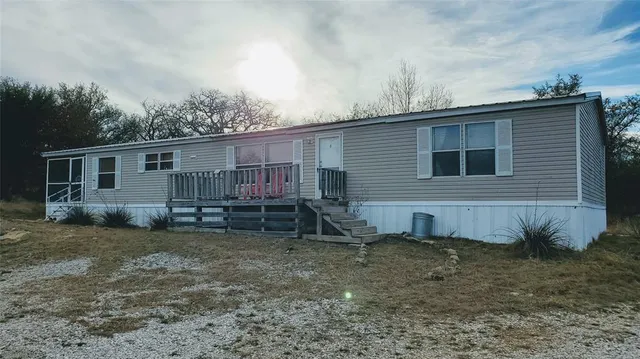 a view of a house with backyard