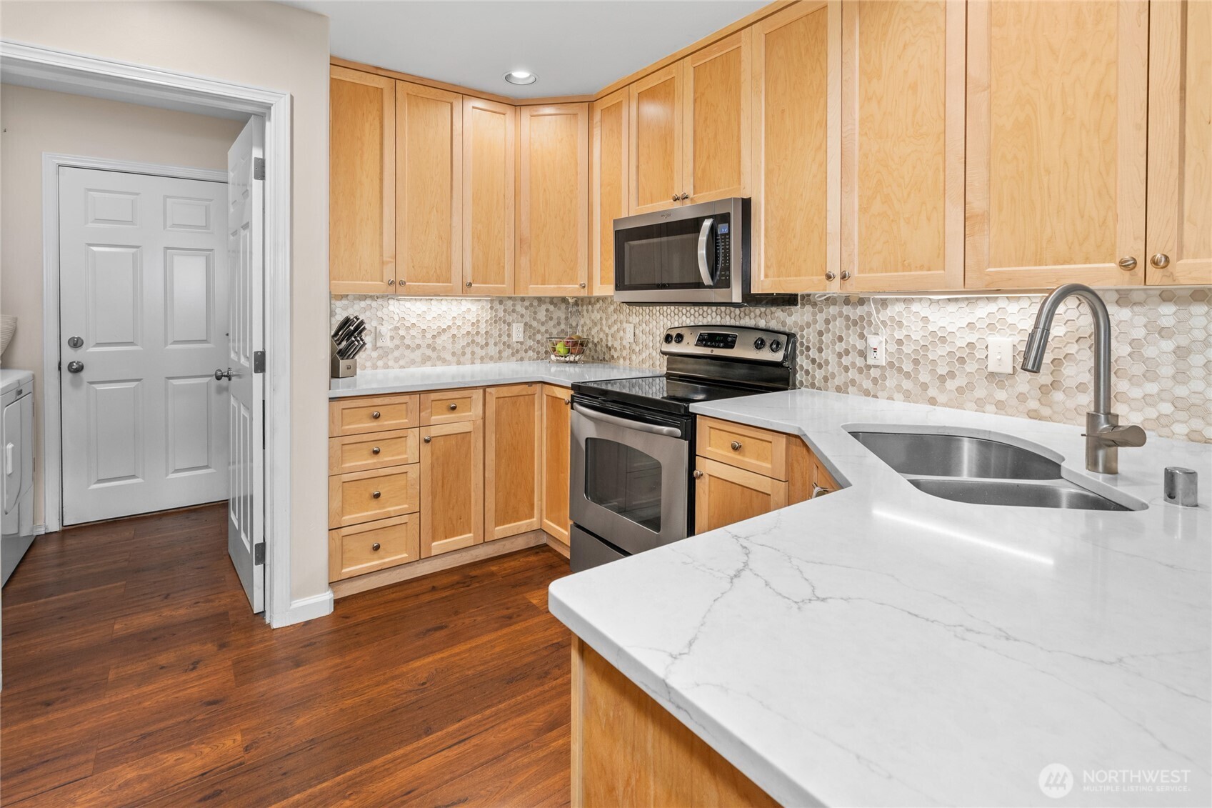 562 Elma Avenue Northeast Renton, WA 98059 - Photo 13 of 40