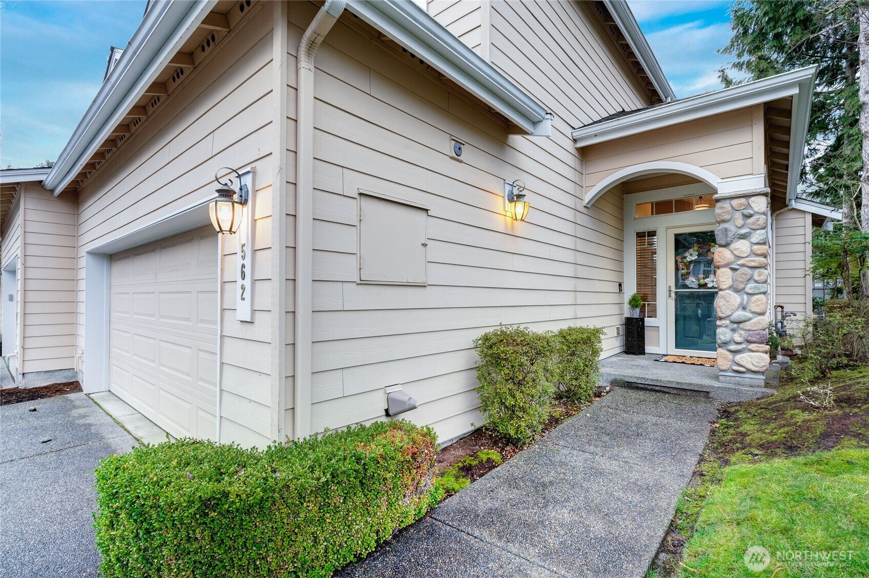 562 Elma Avenue Northeast Renton, WA 98059 - Photo 3 of 40