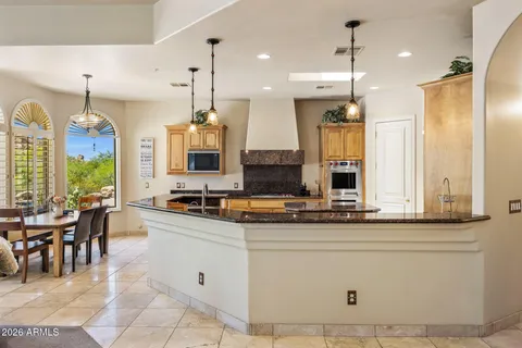 a large kitchen with kitchen island a large island in it