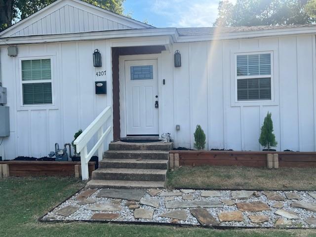 a view of a house with backyard and garden