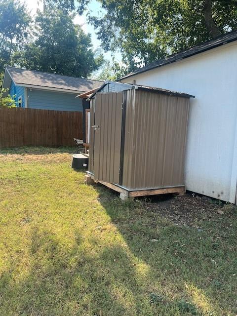 4207 Aztec Drive Dallas, TX 75216 - Photo 24 of 28 a backyard of a house