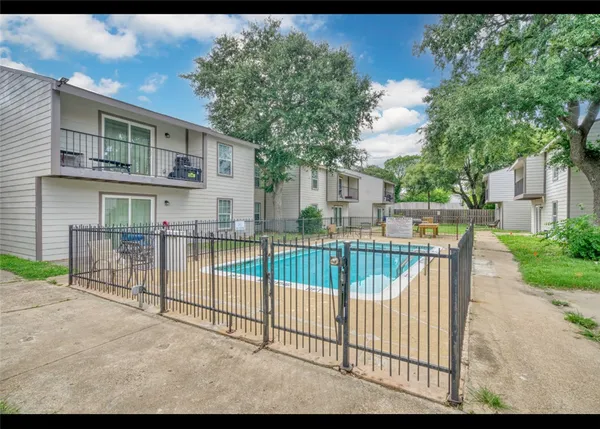 $4,800,000 | 2000 Kazmeier Plaza, Bryan, TX 77802