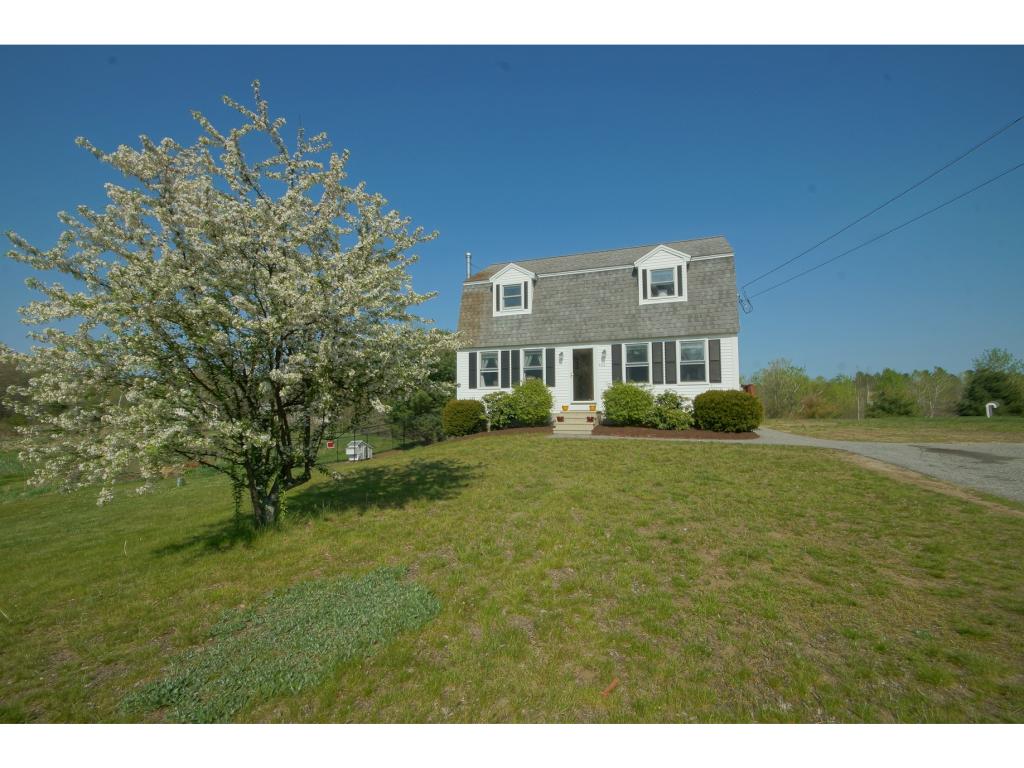 486 Mammoth Road Pelham, NH 03076 - Photo 2 of 27