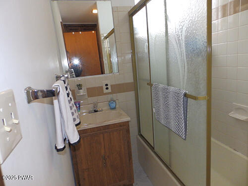 207 Ridge Drive Milford, PA 18337 - Photo 15 of 32 Main Bath