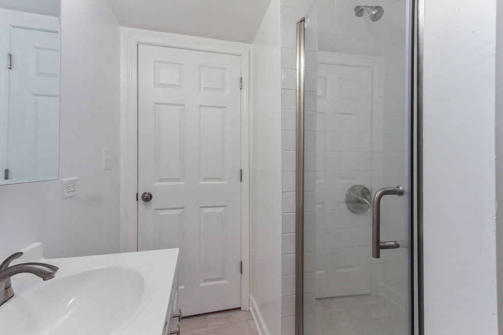 6046 West Giddings Street Chicago, IL 60630 - Photo 13 of 46 a bathroom with a tub