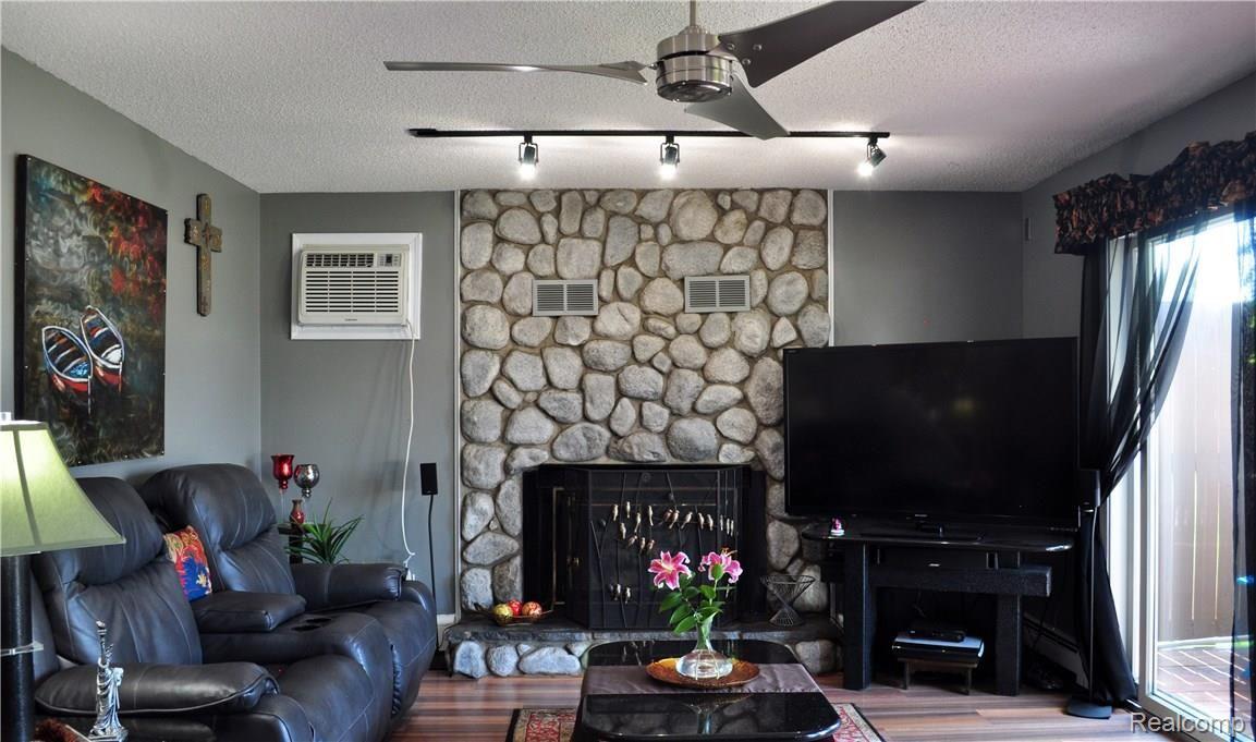 7276 Bluebill Road Algonac, MI 48001 - Photo 8 of 29 livingroom.jpg