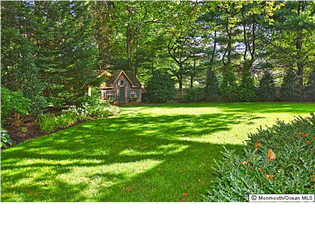 20 Robin Road Rumson, NJ 07760 - Photo 16 of 16 a black and white photo of a field