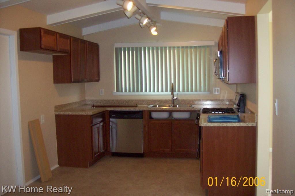 42230 Hanford Road Canton, MI 48187 - Photo 7 of 22 100_2318.jpg