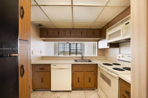 $320,000 | 600 Northeast 36th Street, Unit 1109, Miami, FL 33137