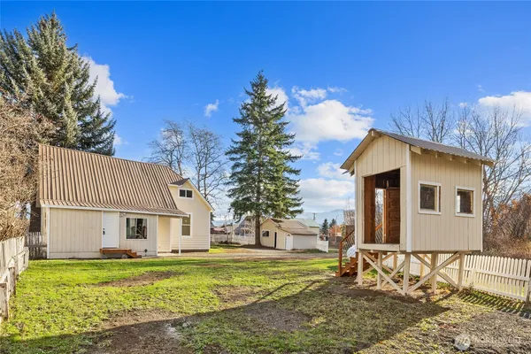 a view of a house with a yard
