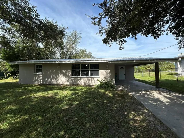 a view of a house with a yard