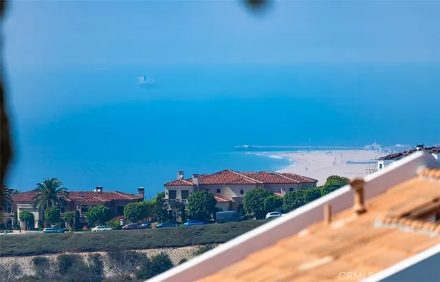 a outdoor view of a house