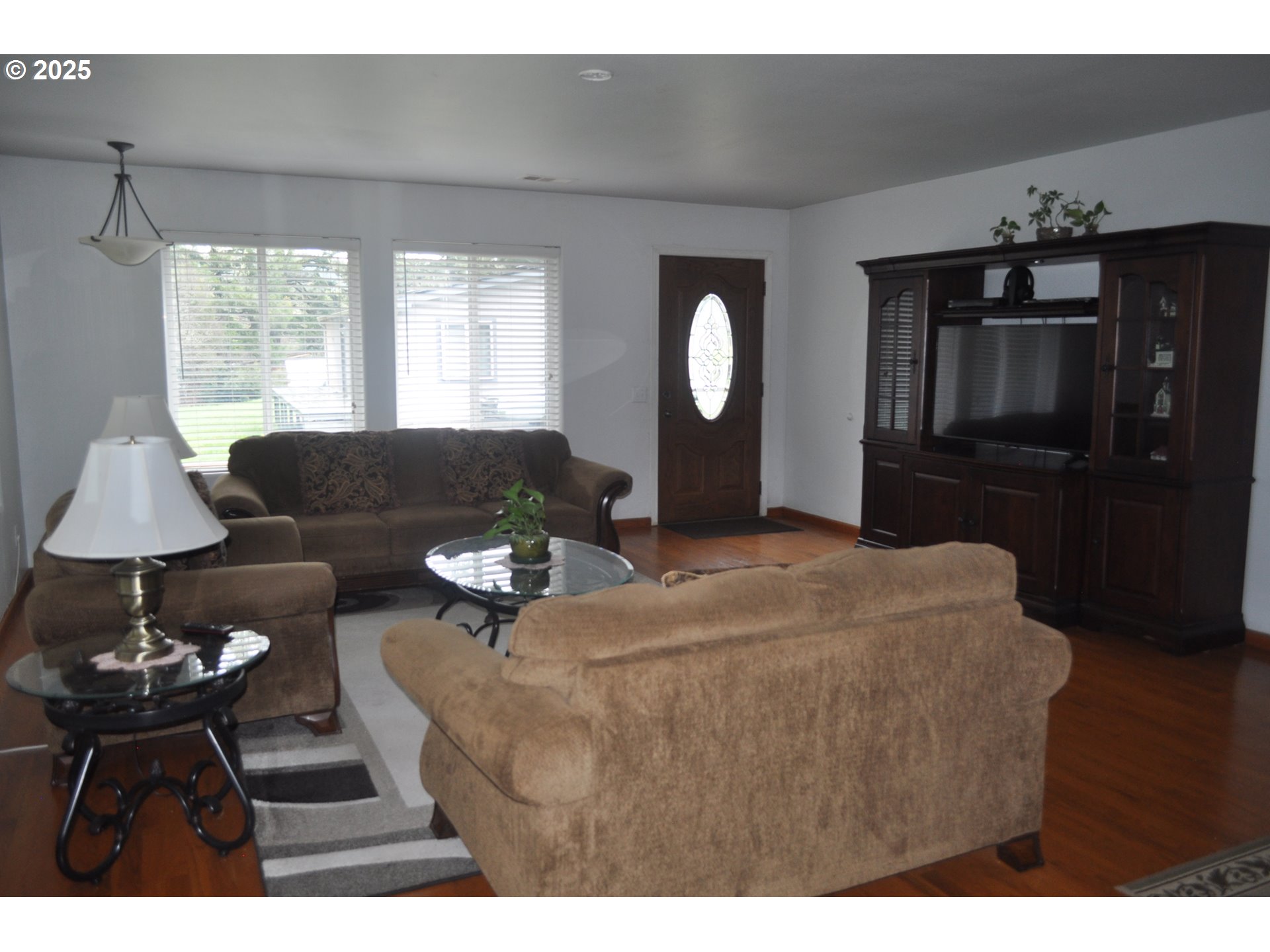 4215 Mt Reuben Road Glendale, OR 97442 - Photo 15 of 46 Living Room