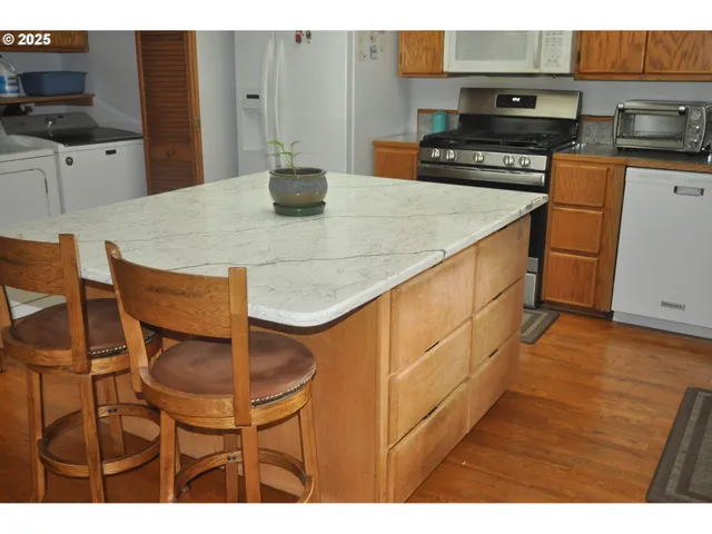 $750,000 | 4215 Mt Reuben Road, Glendale, OR 97442