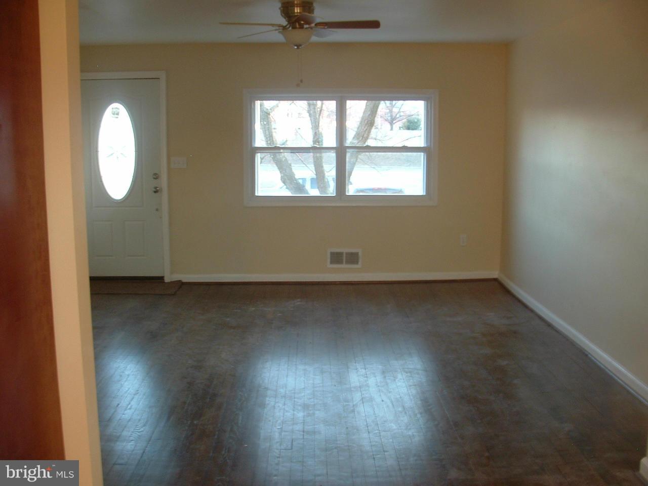 229 Southeastern Court Baltimore, MD 21221 - Photo 11 of 26 Living Room