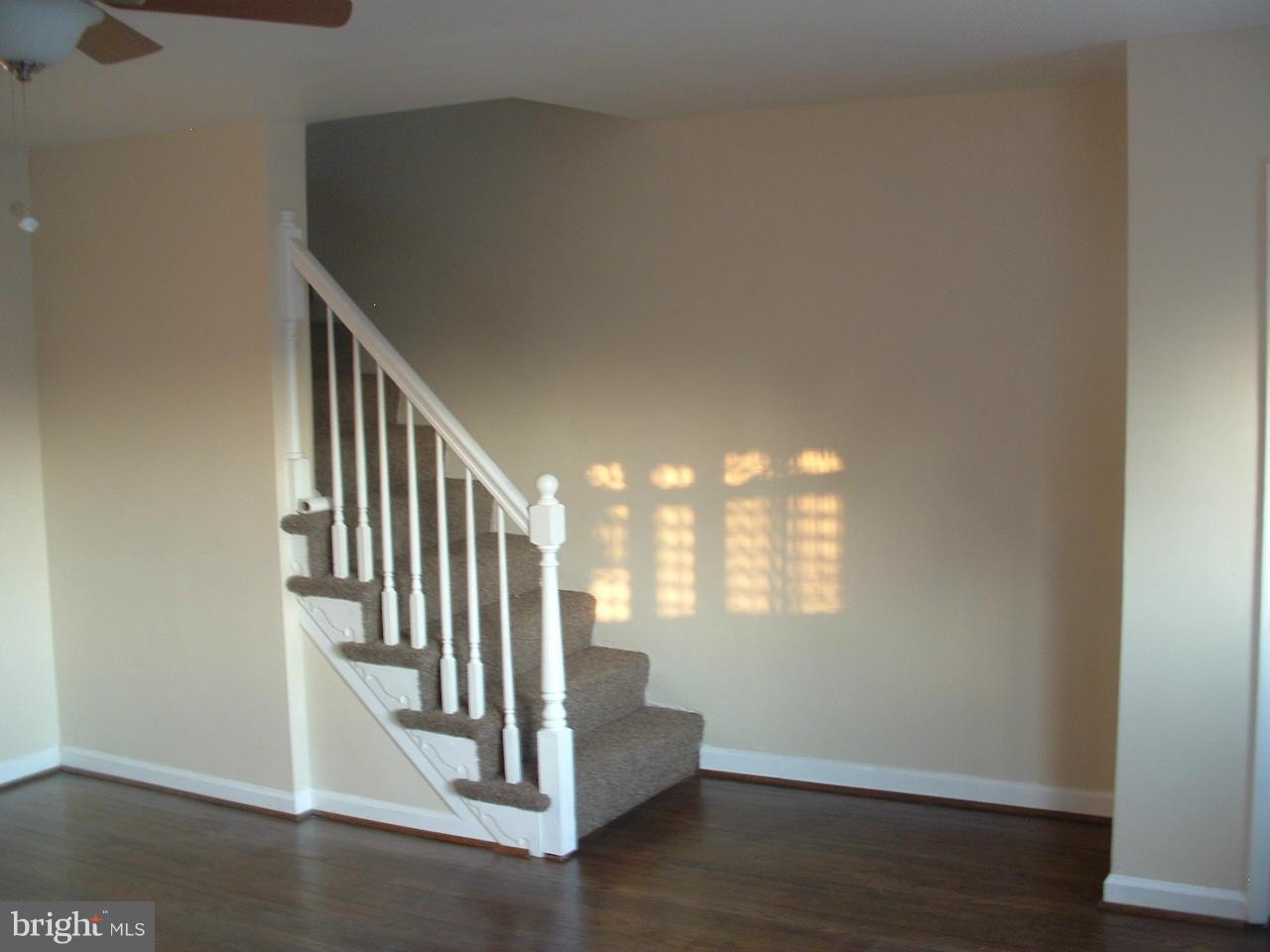 229 Southeastern Court Baltimore, MD 21221 - Photo 13 of 26 Living Room