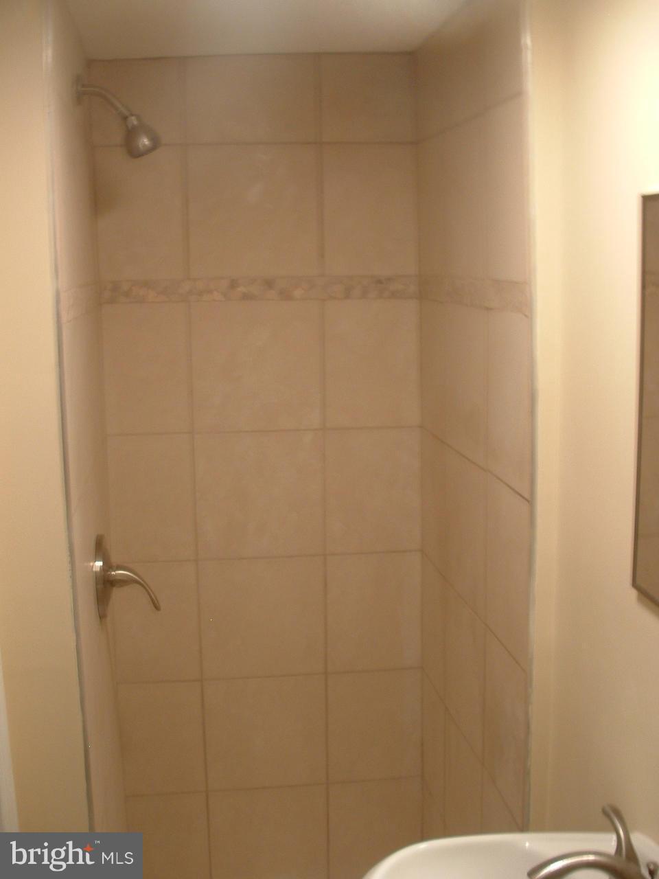 229 Southeastern Court Baltimore, MD 21221 - Photo 16 of 26 Bath