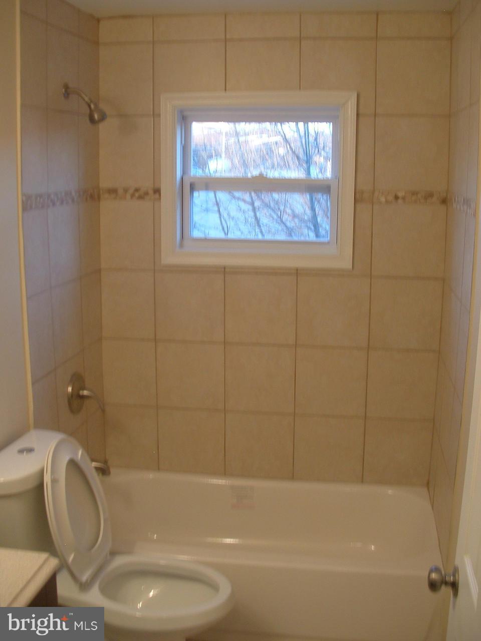 229 Southeastern Court Baltimore, MD 21221 - Photo 18 of 26 Bath