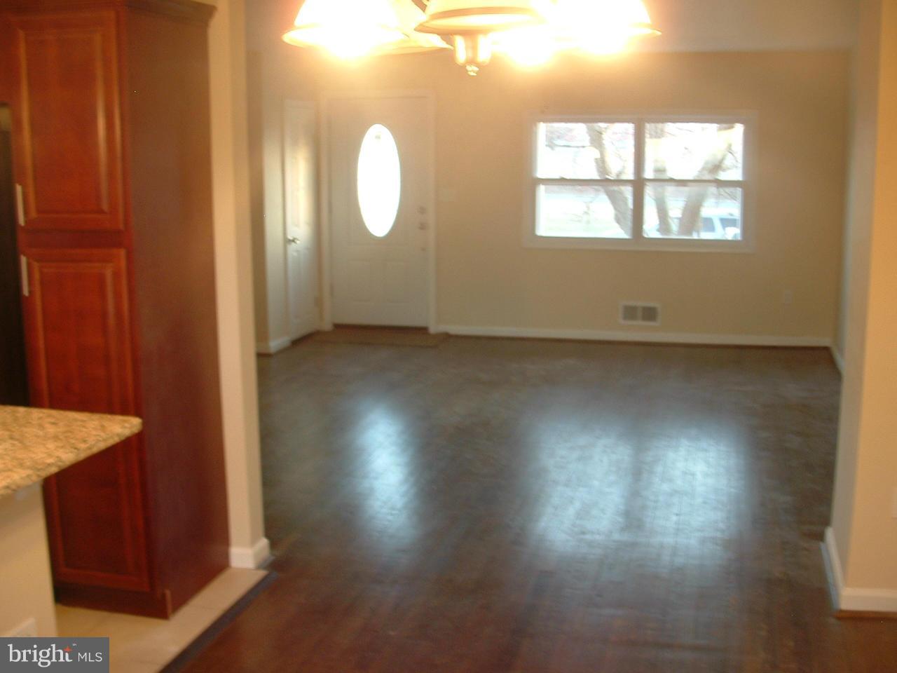 229 Southeastern Court Baltimore, MD 21221 - Photo 10 of 26 Living Room