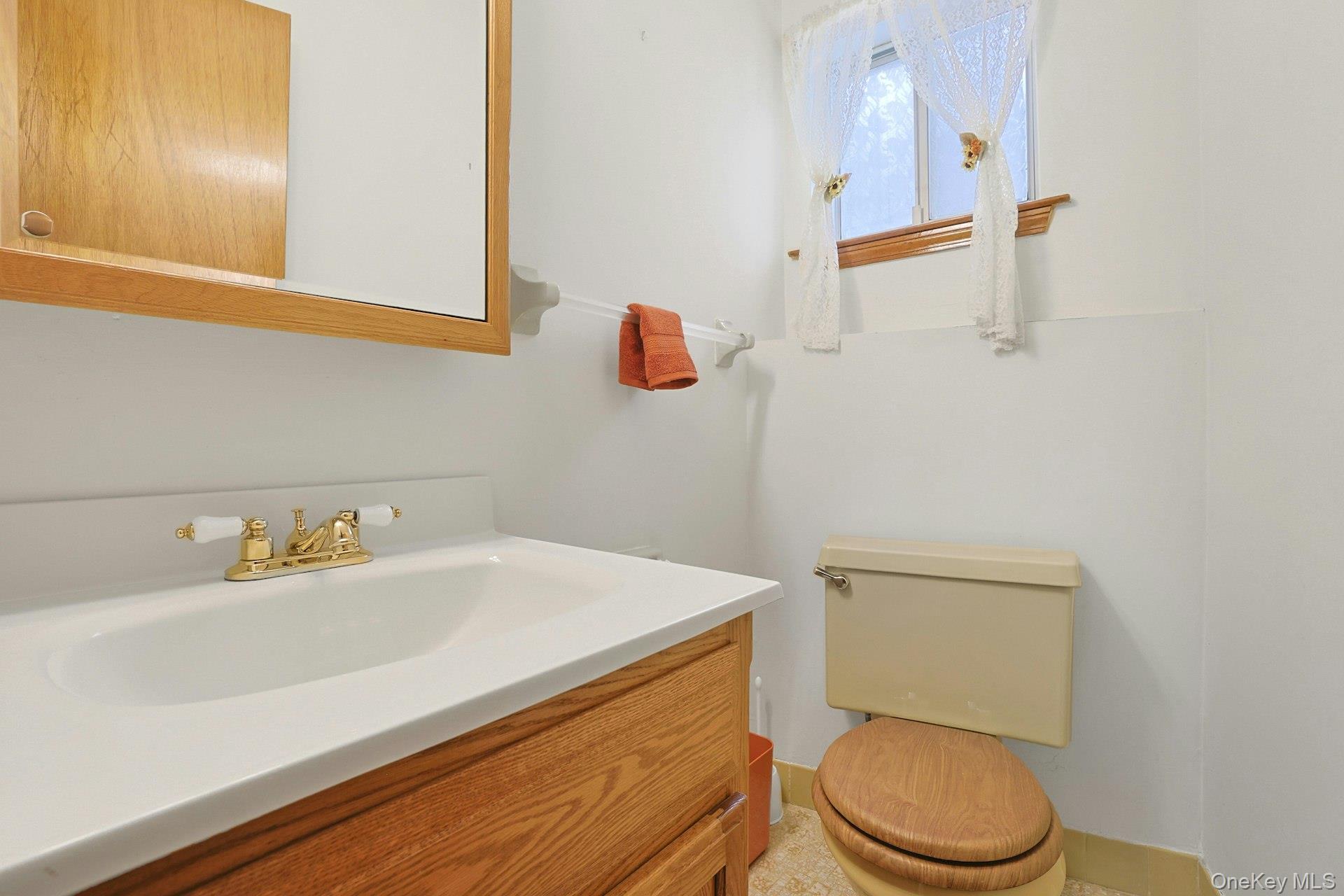 186 Rutledge Avenue Hawthorne, NY 10532 - Photo 13 of 38 1st Floor Powder Room