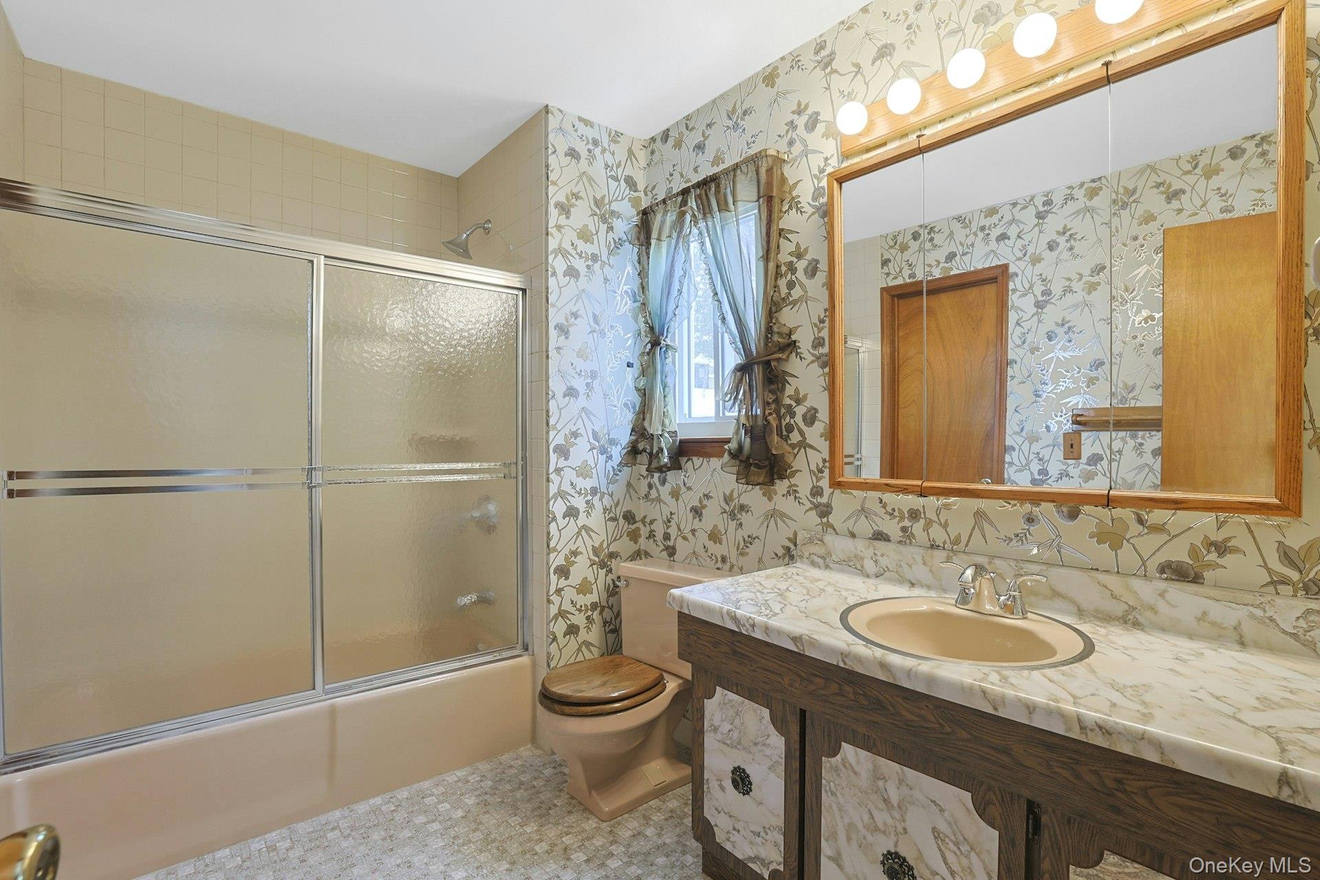 186 Rutledge Avenue Hawthorne, NY 10532 - Photo 17 of 38 Full Bathroom w/Dual Entry