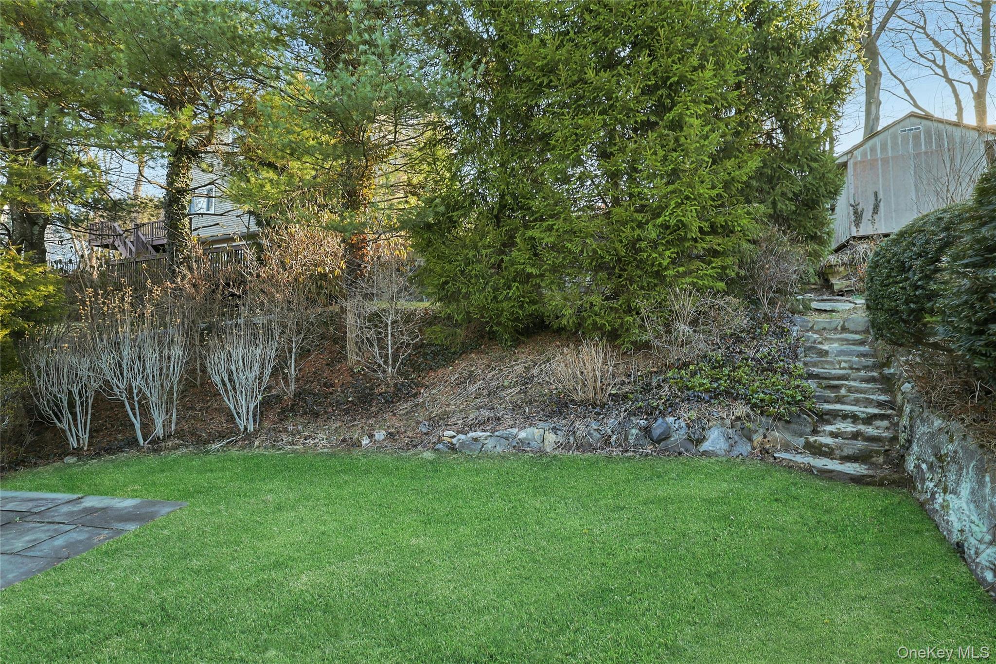 186 Rutledge Avenue Hawthorne, NY 10532 - Photo 32 of 38 Side Yard View