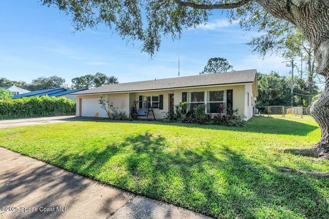 a view of a house with a backyard