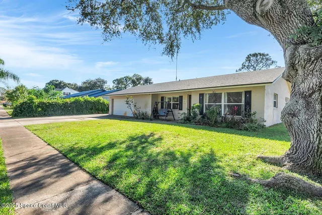 a view of a house with swimming pool and yard with green space