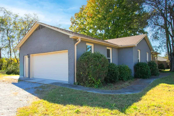 a view of a house with yard and plants