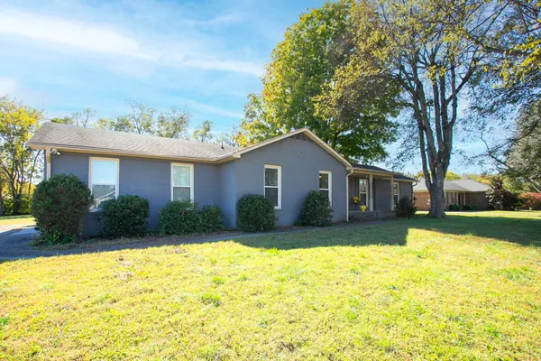 a view of a yard in front of house