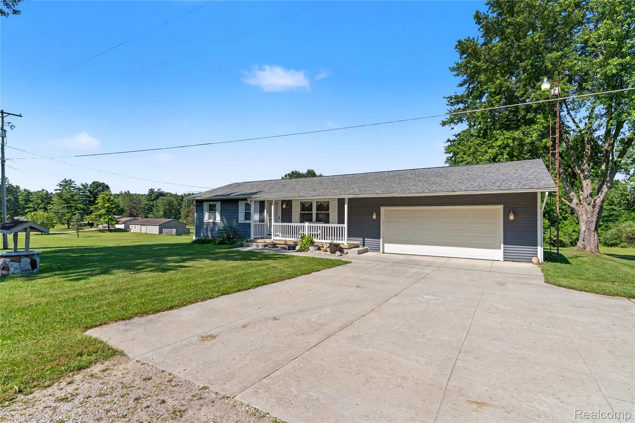 4427 North Washburn Road Davison, MI 48423 - Photo 3 of 37 Nice Cement Approach & Turnaround.