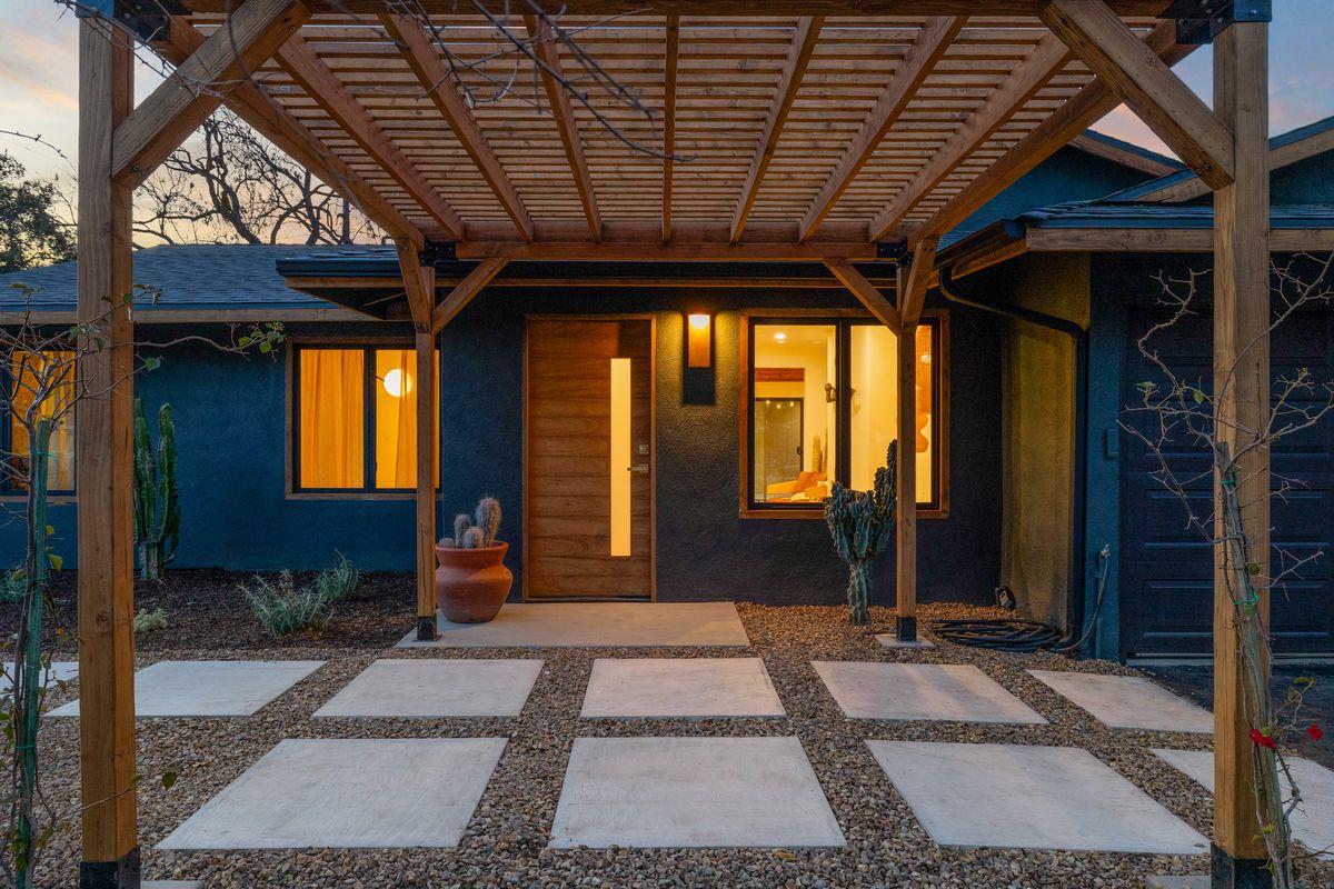 1107 South Rice Road Ojai, CA 93023 - Photo 21 of 24 a front view of a house