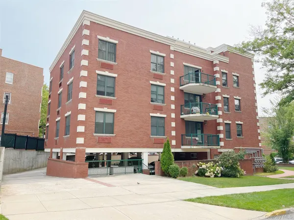 $4,100 | 55 South Middle Neck Road, Unit 3A, Great Neck, NY 11021