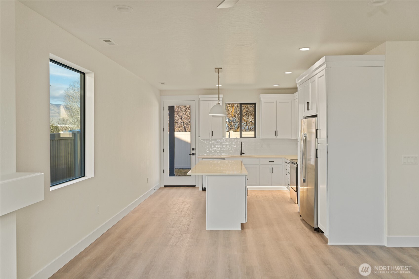 562 South Oasis Loop East Wenatchee, WA 98802 - Photo 4 of 25