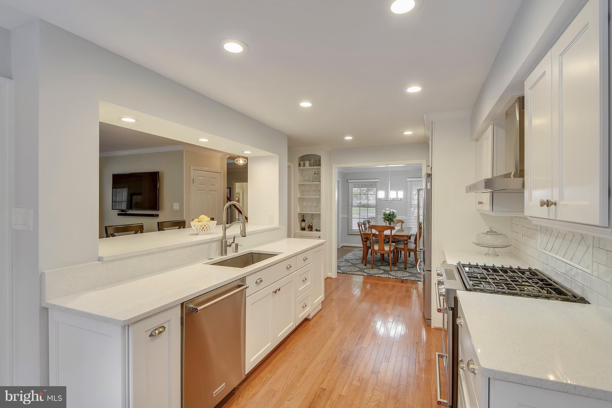 301 Canterfield Road Annapolis, MD 21403 - Photo 10 of 29 Quartz coutertops, kitchen aid gas range/hood