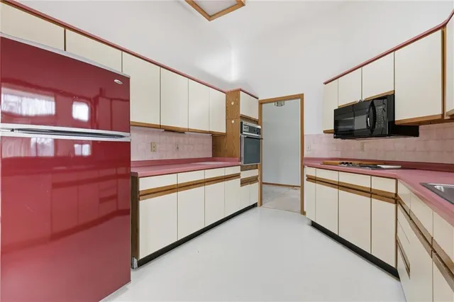 $385,000 | 15801 Dearborn Street, Overland Park, KS 66223