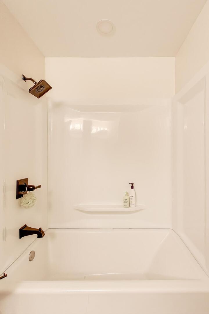 10521 Thornham Lane, Unit 10521 Mokena, IL 60448 - Photo 19 of 21 a bathroom with a bathtub